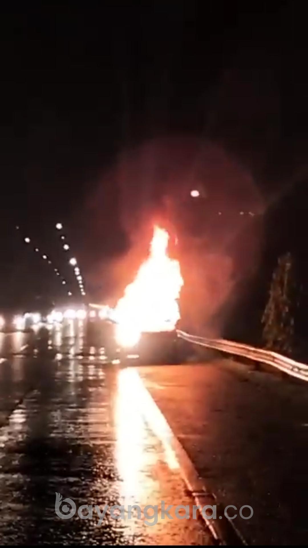 Satu Mobil Dilahap Sijago Merah Dijalan Top Perumnas Mandala. 