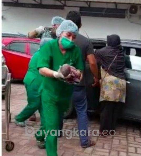 Seorang Ibu Hamil Melahirkan Di mobil, Diprediksi Bayi Tersebut Lahir Tahun 2023.