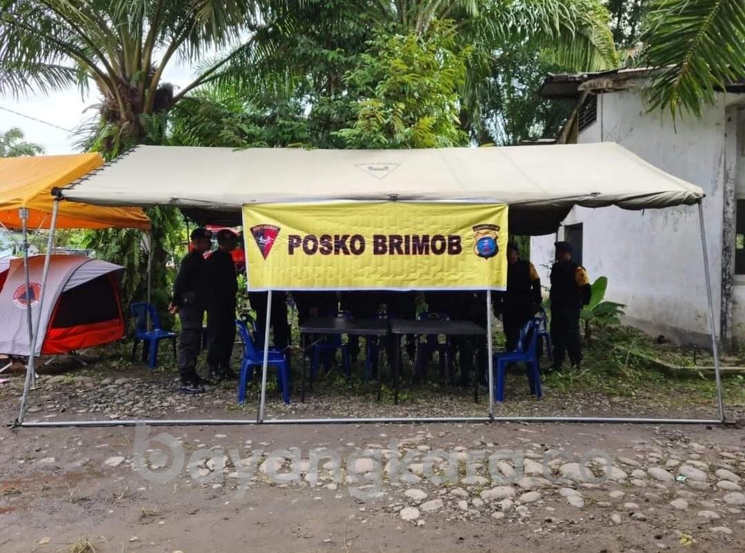 Bantu Warga Terdampak Banjir di Langkat, Personil Brimob Batalyon A Dirikan Tenda Pengungsian