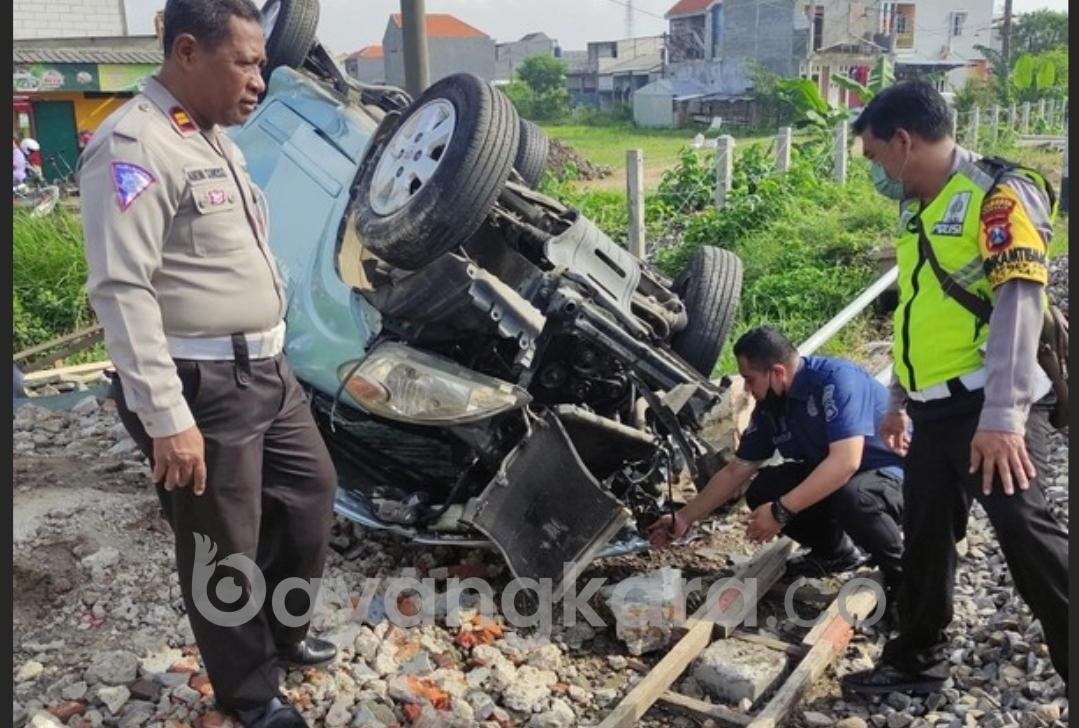Mobil Tertabrak Kereta Api di Sidoarjo, Pengemudi Tewas