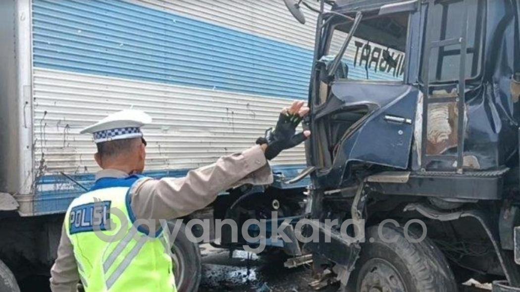 Truk Bermuatan Beton Tabrak Truk Kontainer di Pintu Tol Helvetia,Tidak Ada korban Jiwa