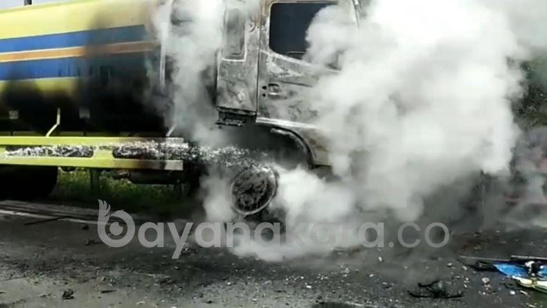 Ayah dan Anak Tewas Usai Di Tabrak Truck.