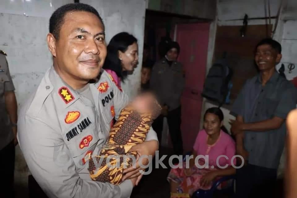Kapolres Tapteng kunjungi dan berikan bantuan kerumah ibu yang viral melahirkan di Tukka.