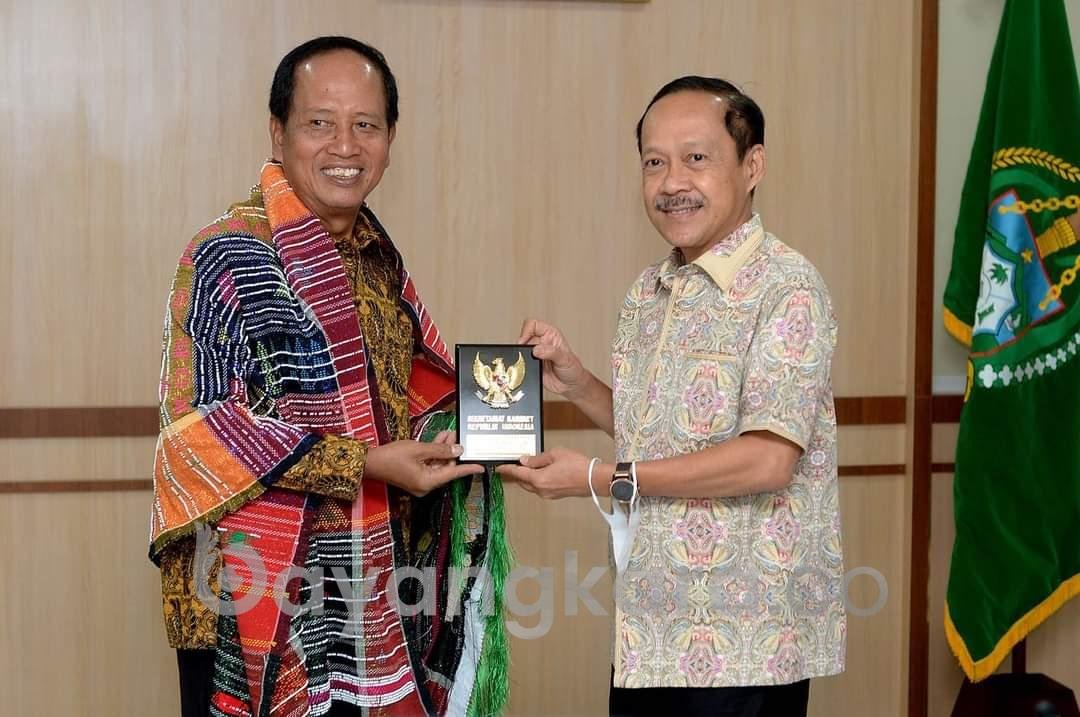 SEKDAPROV SAMBUT STAF KHUSUS WAPRES.