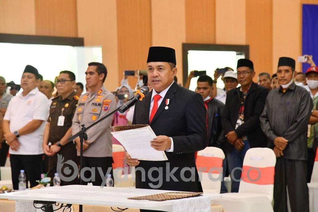 BUPATI KABUPATEN BATU BARA IR.H ZAHIR M AP MELANTIK 34 KEPALA DESA DI AULA SINGAPORE LAND.