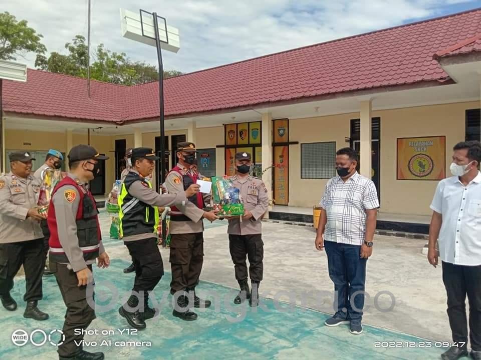 Sambut Nataru, Kapolsek Labuhan Ruku , AKP Fery Kusnadi, SH. MH, Bagi Bingkisan Natal untuk Personil Polsek Labuhan Ruku, ASN dan PHL.