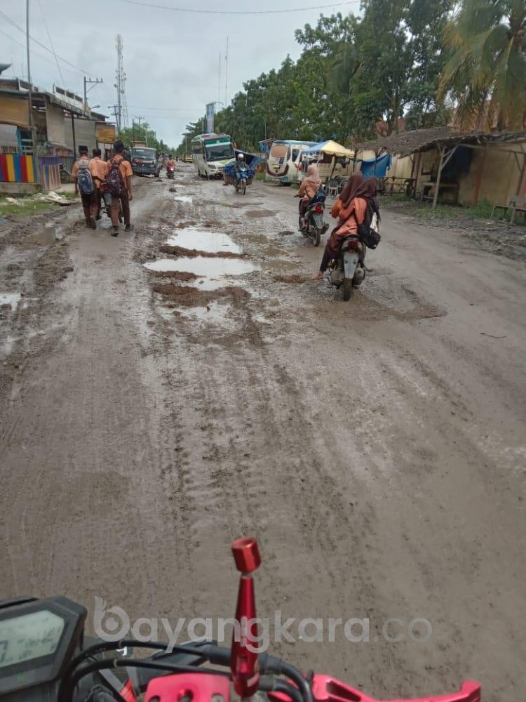 9 Perusahaan Diduga Tidak Peduli Kondisi Jalan Lintas Ajamu Labuhan Batu. 