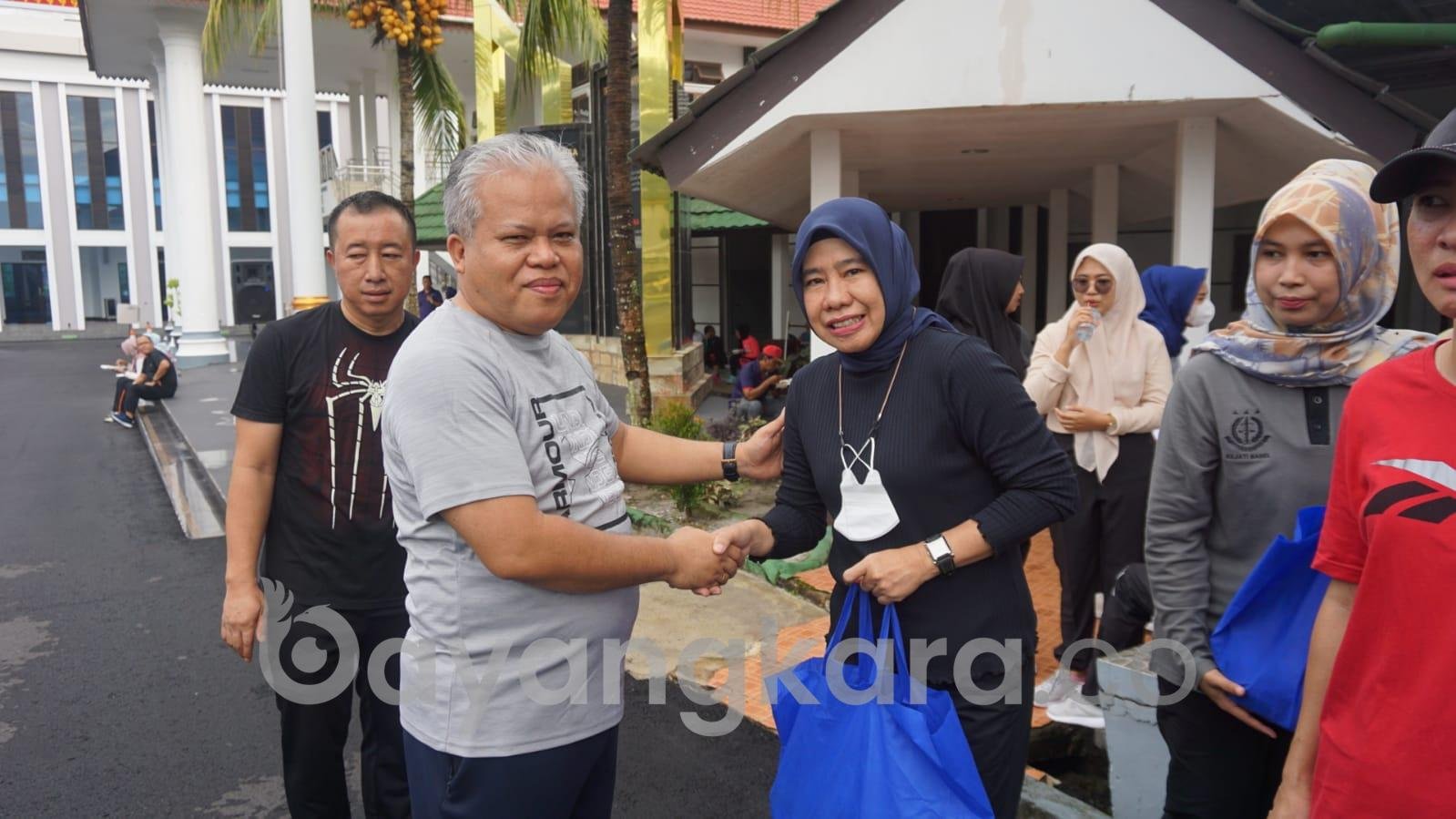 Jaga Tali Asih, Kejati Babel Gelar Senam Bersama Sekaligus Bagi Sembako.