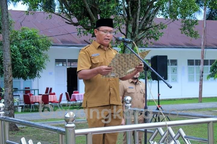 Inspektur Daerah Pemkab Labuhanbatu Ahlan Teruna Ritonga, SH, saat berikan arahan dalam Apel Gabungan Pegawai Pemkab Labuhanbatu. 