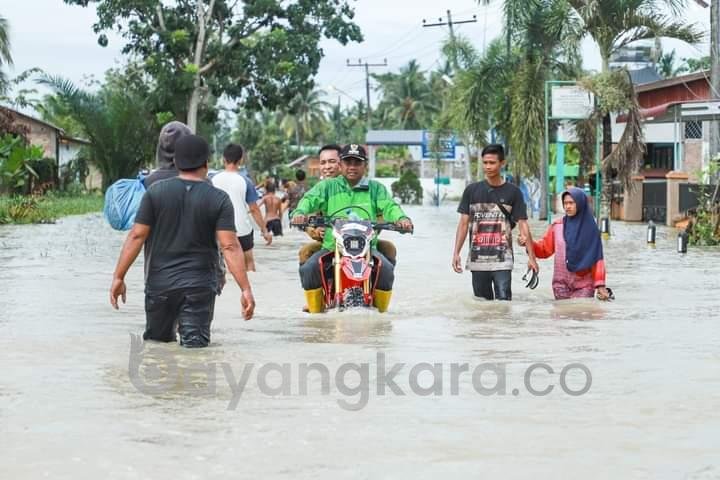 Naik Trail, Bupati Sergai Turun Langsung Tinjau Posko dan Bantuan Banjir