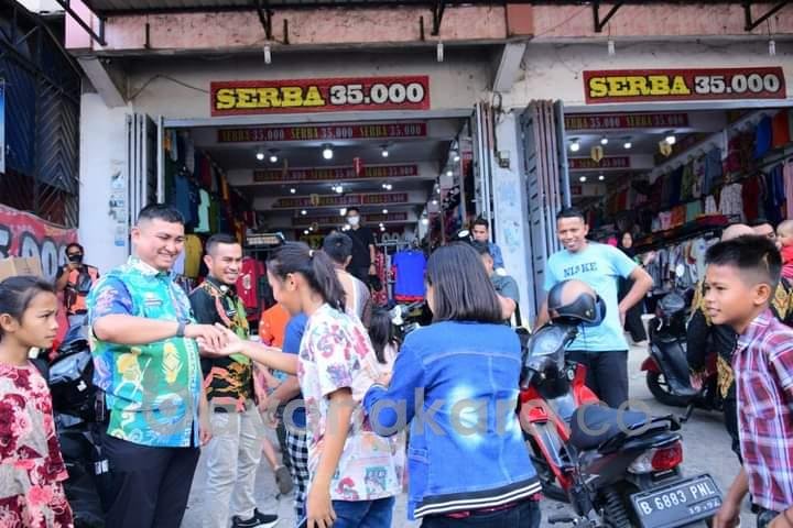 Jelang Puncak Perayaan Natal, Bupati Labura Ajak Anak-anak Belanja Pakaian Natal. 