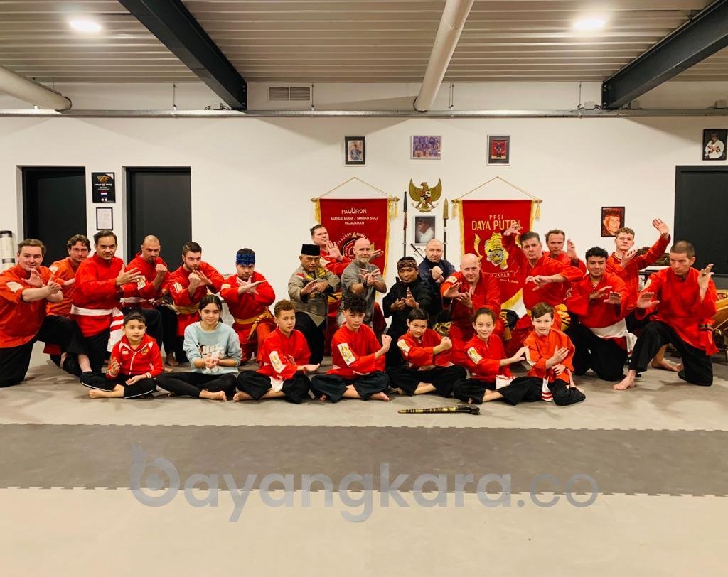 Ajarkan Seni Golok, Polisi Banten Terbang ke Belanda*