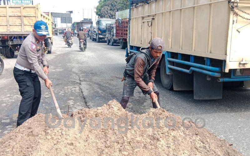 Polres Serdang Bedagai Antisipasi Kecelakaan Lalu Lintas, Timbun Lubang Maut di Jalinsum