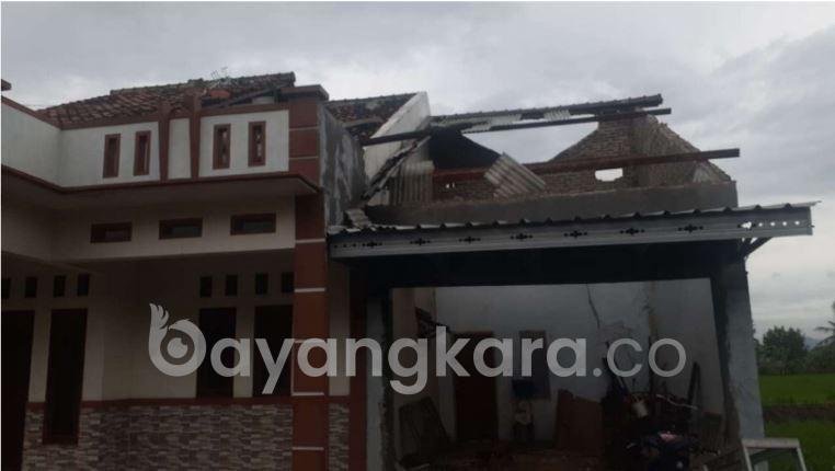 Angin Kencang Terjang Pemukiman Warga di Serang