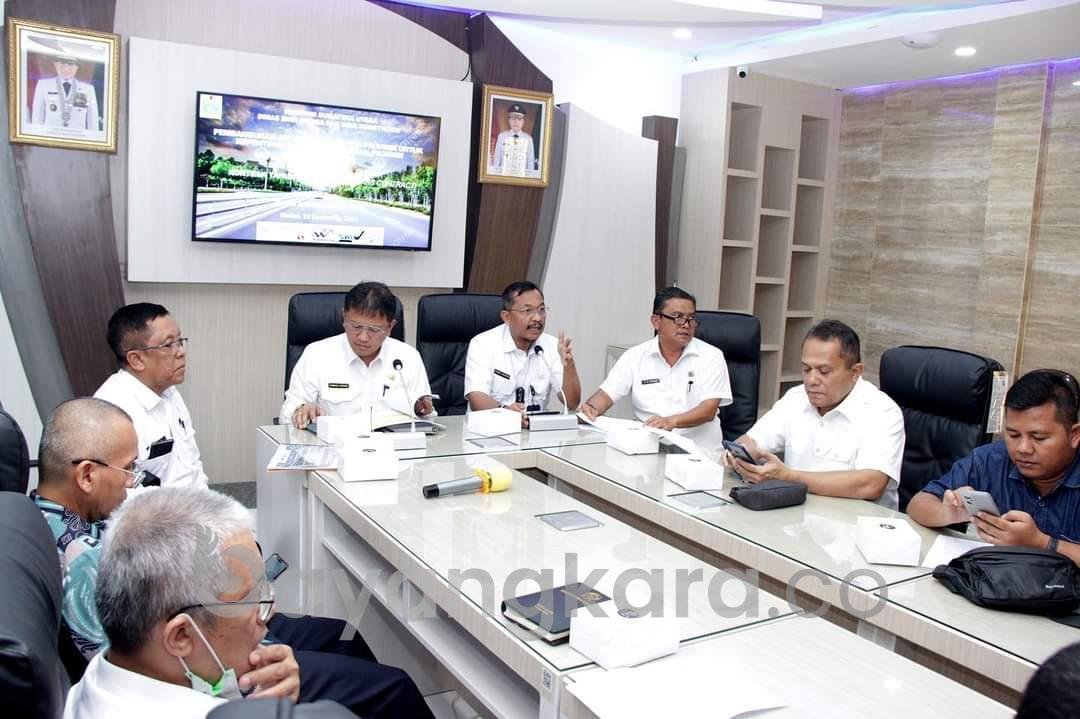 PROYEK TAHUN JAMAK SENILAI Rp2,7 TRILIUN ITU SUDAH TERLAKSANA SEBANYAK 60 RUAS JALAN . 