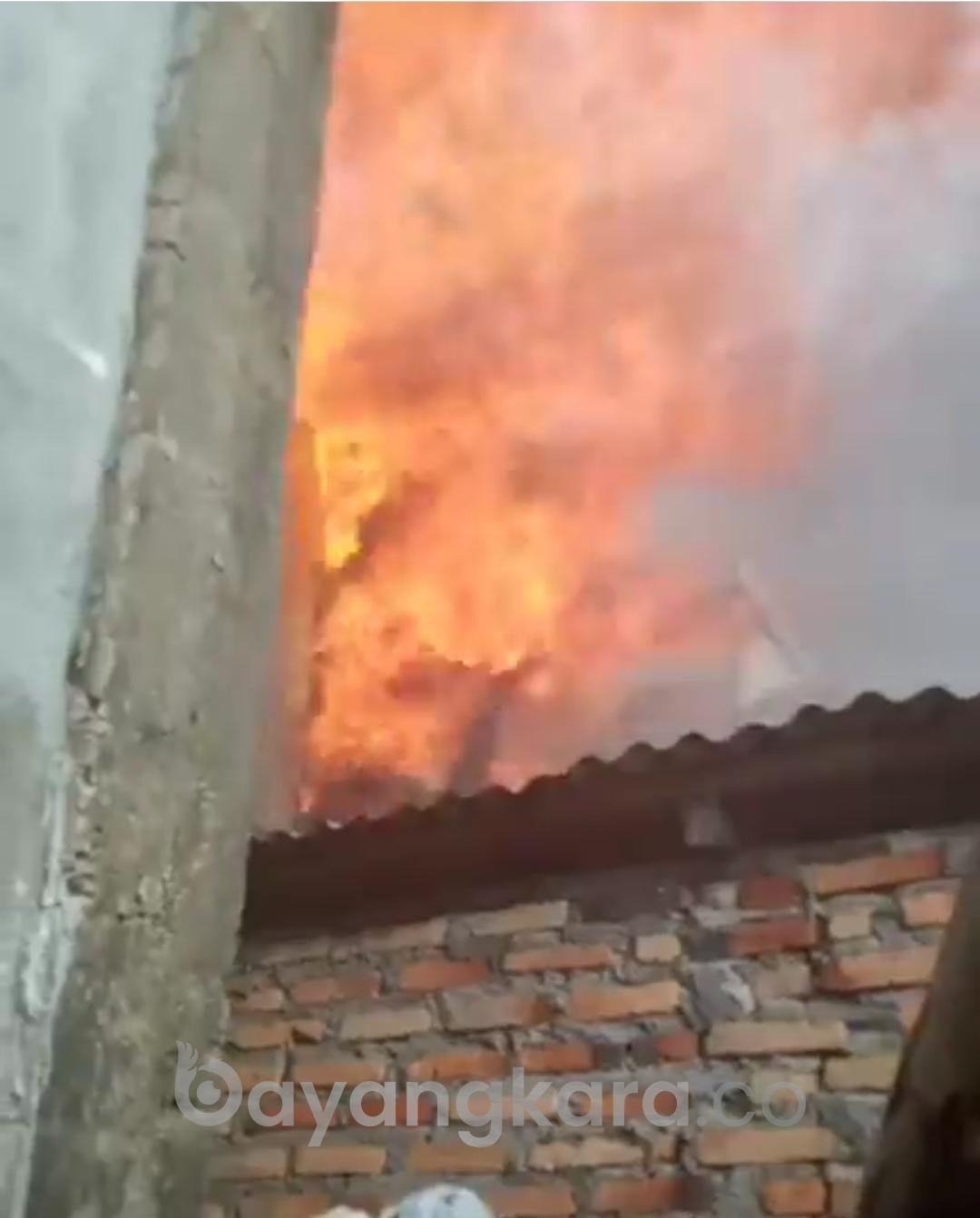 Tiga Unit Rumah Dilahap sijago Merah Jalan Pajak Kerang Kecamatan Tanjung Tiram. 