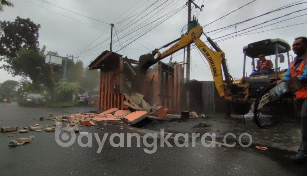 Tim Gabungan Pemko Medan Bongkar Pos OKP dan Parpol Ilegal di Kecamatan Medan Amplas