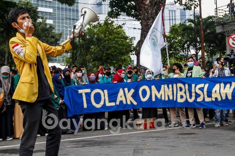 MAHASISWA UNJUK RASA DI DEPAN GEDONG DPR SUMUT MENOLAK PERPU NO 2 TAHUN 2022