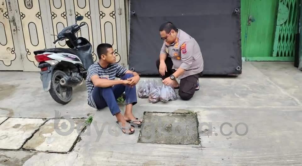 Bocah penjual salak tak sangka Daganganya di borong semua sama Pak Polisi.