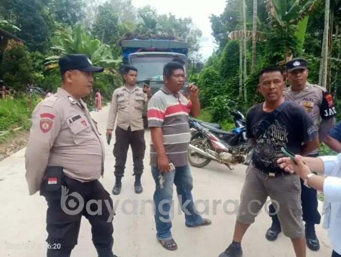 Puluhan Warga Ancol Buluh Duri Membuat Aksi Blokade Jalan Untuk Truk Bermuatan Over Kapasitas