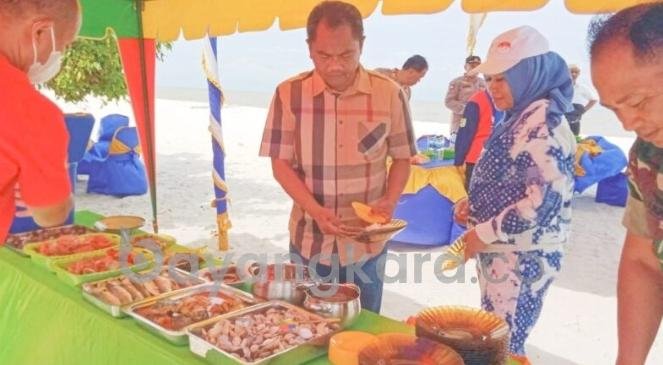 Tertarik Ikan Sombam, Bupati Sergai dan Istri Memilih Makan Siang di Pantai Merdeka.