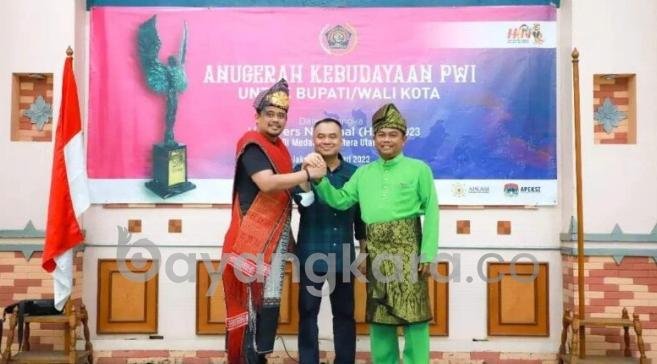 Bupati Sergai Terima Anugerah Kebudayaan PWI Pusat, Sebagai Kado HUT Sergai ke-19