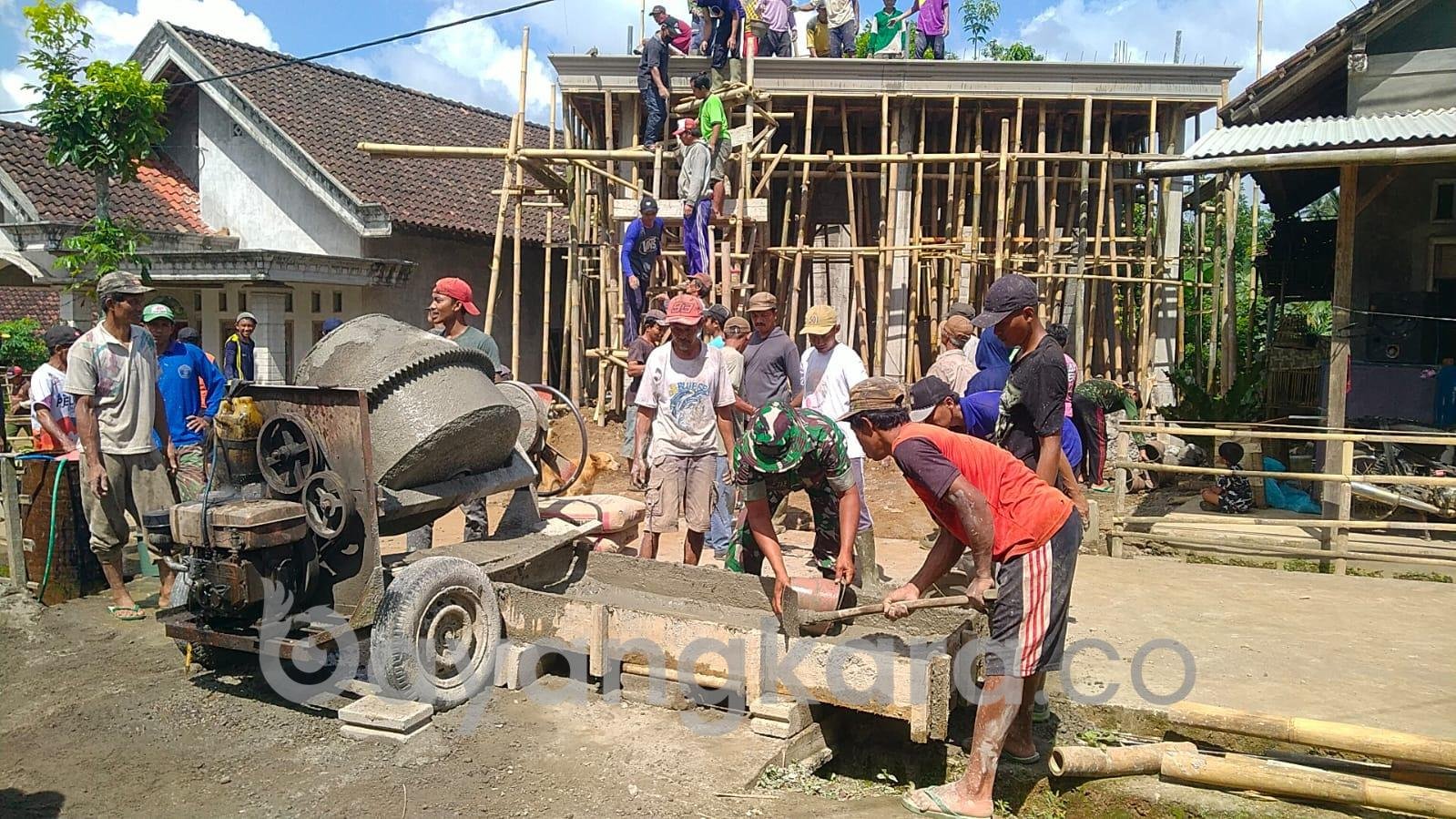 Anggota Koramil Wlingi Gelar Kerja Bakti Pembangunan Mushola, Sebagai Wujud Pengabdian Kepada Masyarakat