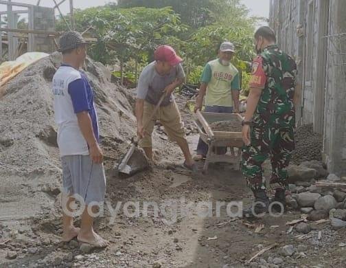 Wujud Kemanunggalan TNI Dengan Rakyat, Babinsa Koramil Gandusari Bantu Warga Masyarakat Bangun TPQ
