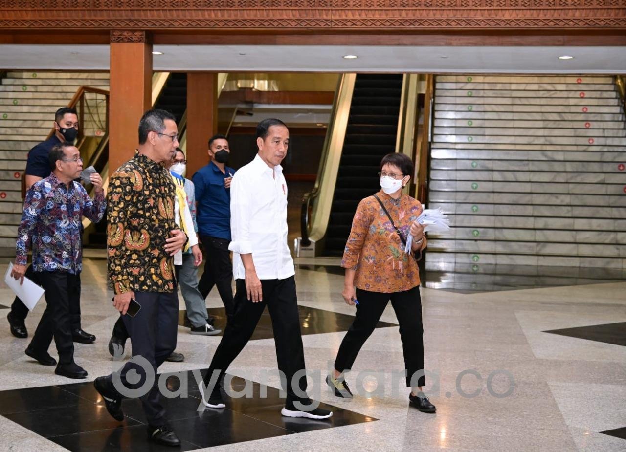Presiden beserta rombongan memasuki area dalam JCC
