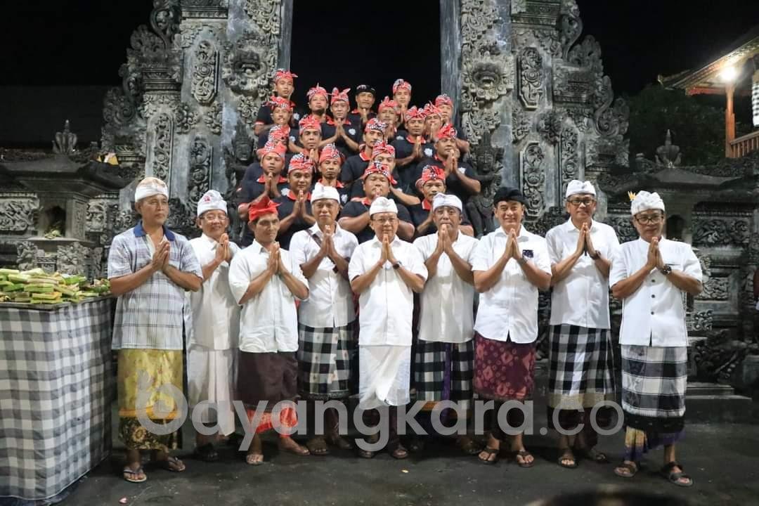 Gubernur Bali Dr.Ir. I Wayan Koster hadiri Tradisi Cakcakan (Megibung), Ajak Krama Desa Sambirenteng Lestarikan Warisan Leluhur