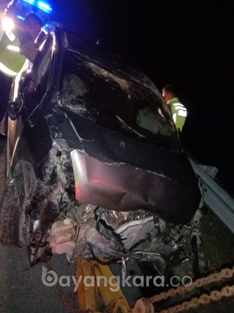 Suzuki APV Hantam Guardrail Jalan Tol, 2 Penumpang Luka Parah