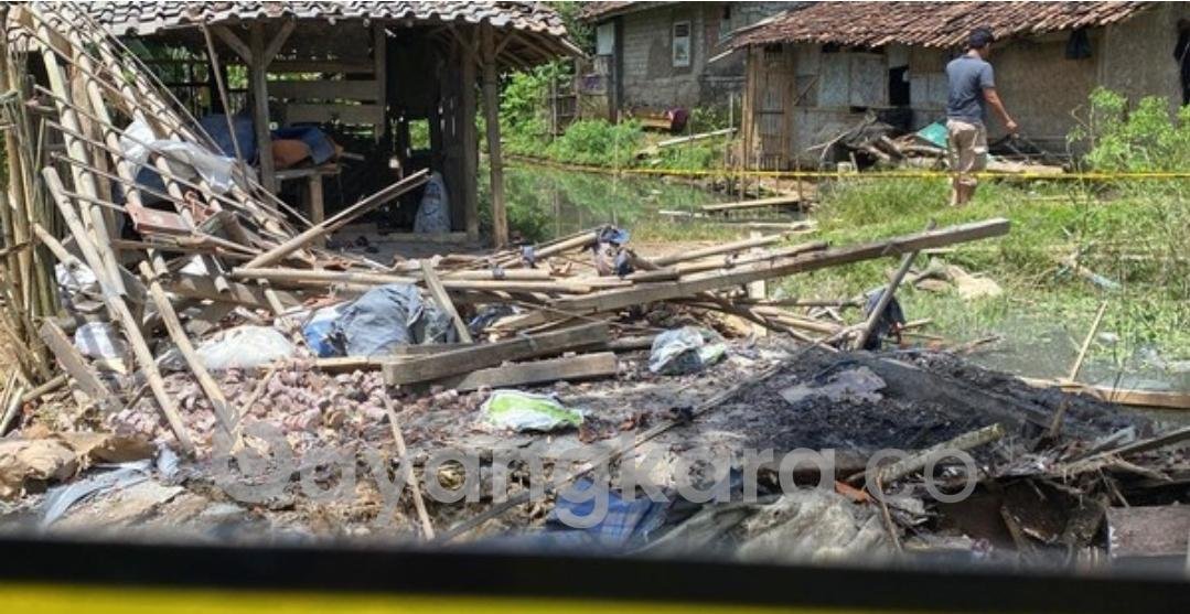 LEDAKAN DARI GEBOK PABRIK PETASAN DI SUKABUMI MENGAKHIBATKAN HANCUR  PINTU MUSHLAH