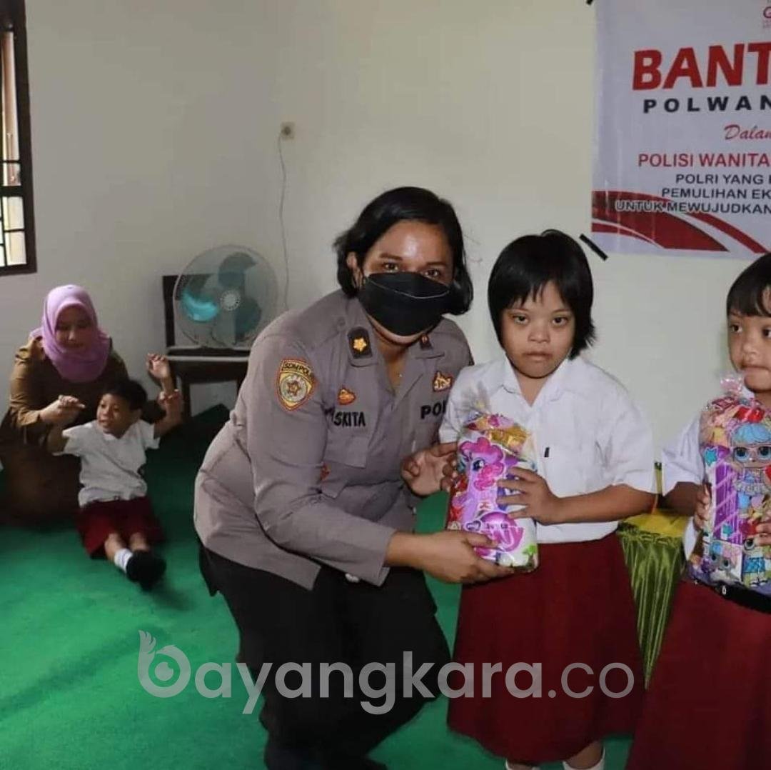 Bawa beragam hadiah ke sekolah, Polres Langkat di sambut antusias siswa SLB.