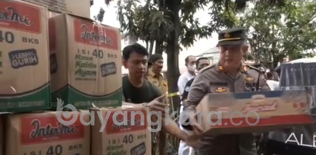 Kapolrestabes Medan Sambangi dan Beri Bantuan Korban Kebakaran di Momen Jumat Curhat