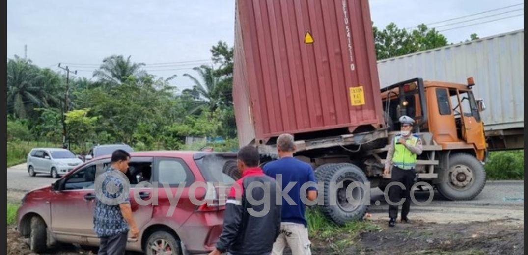 Akhibat Truk Kontainer Gagal  Nanjak, Lintas Pekanbaru-Pelalawan Macet Parah