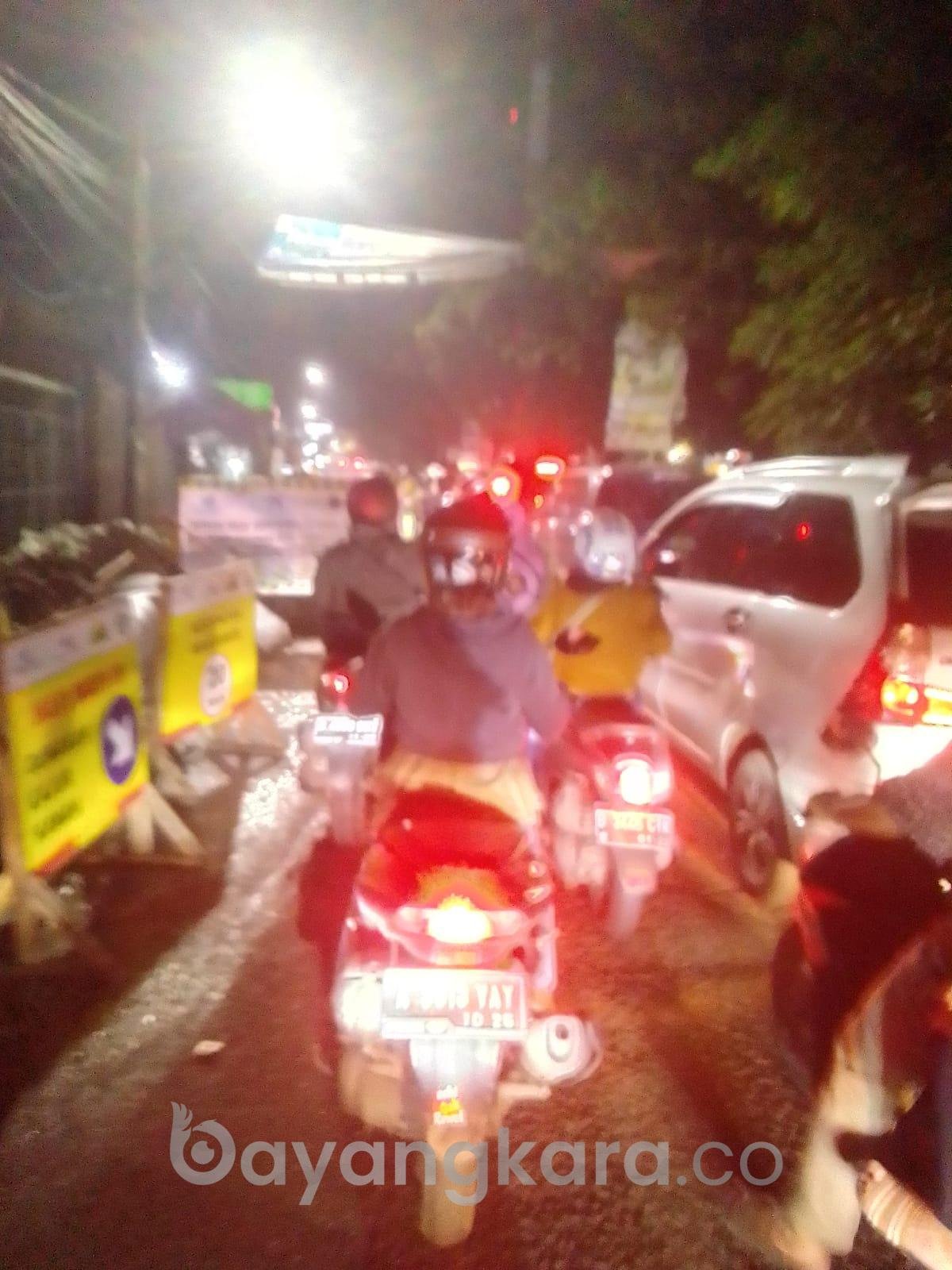 AKHIBAT GALIAN PIPA PDAM DI JLN  CADAS RAYA MENIMBULKAN KEMACETAN