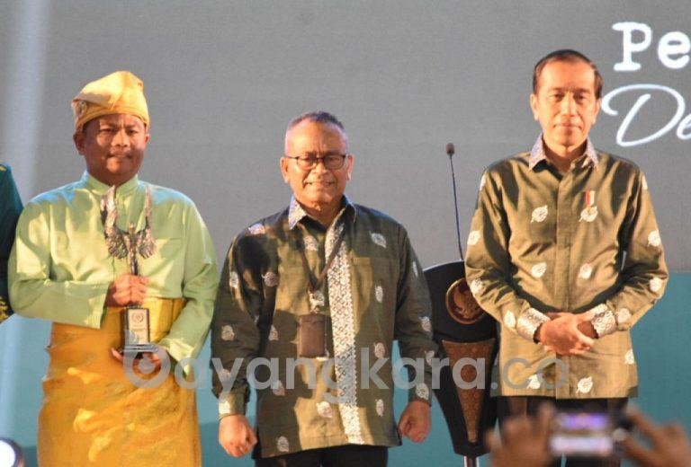 Disaksikan Presiden RI, Bupati Sergai Terima Piala Abyakta AK PWI