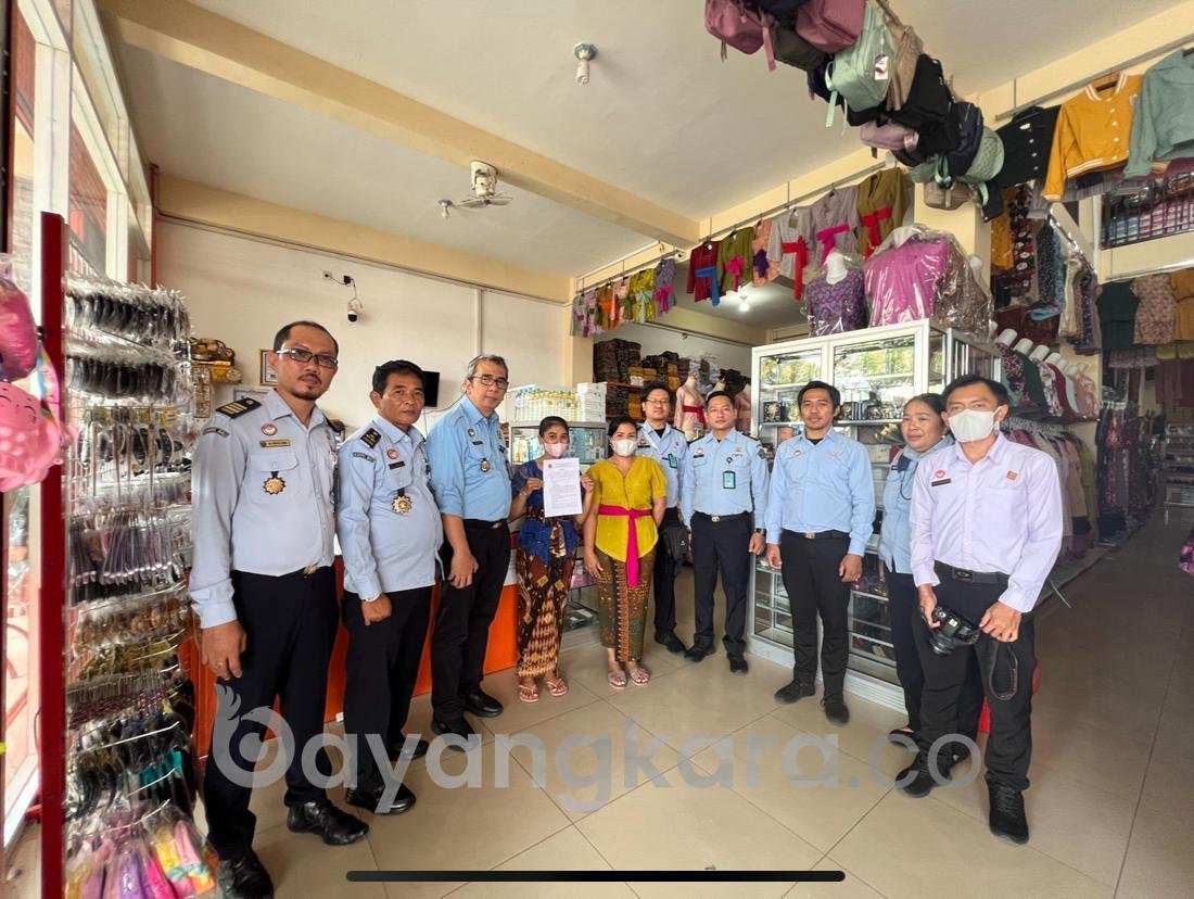 Edukasi terkait Pentingnya Perlindungan dan Pencegahan Pelanggaran Kekayaan Intelektual, Kadiv Yankumham beserta Tim KI Kemenkumham Bali Sasar Pusat Perbelanjaan pada Kabupaten Buleleng