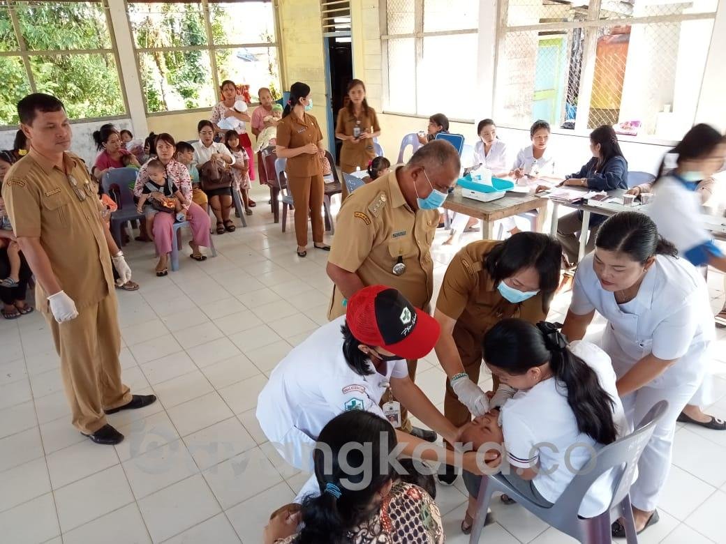 UPTD Puskesmas Namohalu Esiwa melaksanakan Imunisasi Anak-anak pemberian PIN Polio.
