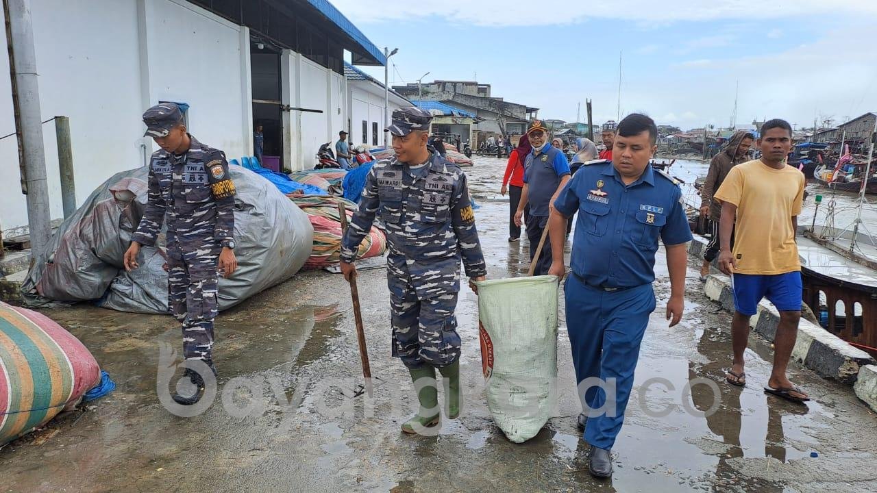 Memperingati Hari Peduli Sampah, , Babinpotmar Posal Bersih Bersih Pelabuhan Bom Tanjung Tiram