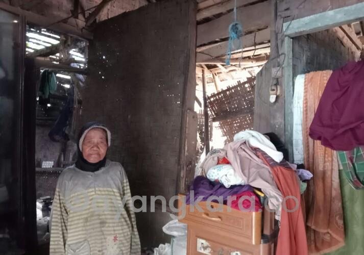 Miris Rumah Hampir Roboh di-Huni Janda Miskin di-Kampung Sengkol Cimarga