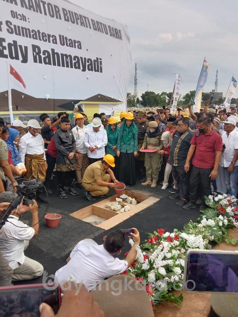 PELETAKAN BATU PERTAMA KANTOR BUPATI BATU BARA, GUBENUR EDY RAHMAYADI SUMBANG 25000 SAK SEMEN MASYARAKAT BERSORAK GEMBIRA