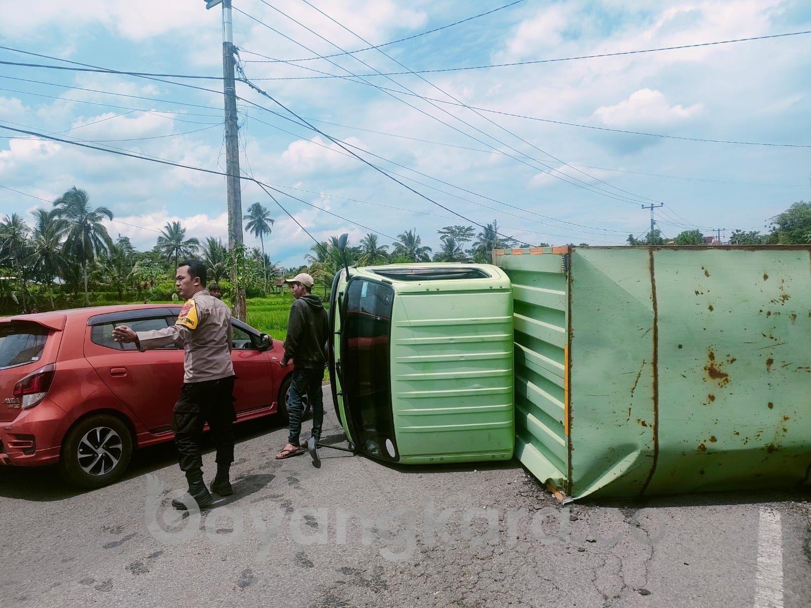 Truk Terguling Ditengah Jalan Akibat Pecah Ban, Polisi Lakukan Rekayasa Lalulintas