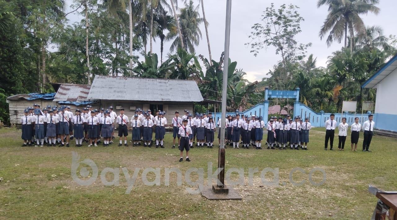Arahan dan himbauan, Bhabinkamtibmas menjadi Pembina Upacara di SMP Negeri 6 Lahewa
