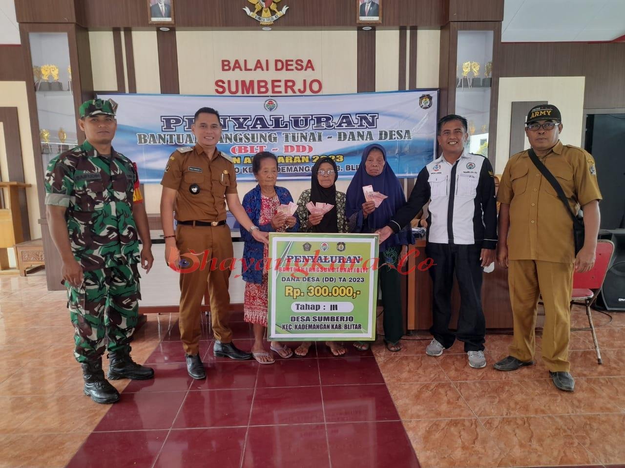 Pastikan Tepat Sasaran, Babinsa Koramil Kademangan Dampingi Kegiatan Penyaluran BLT DD