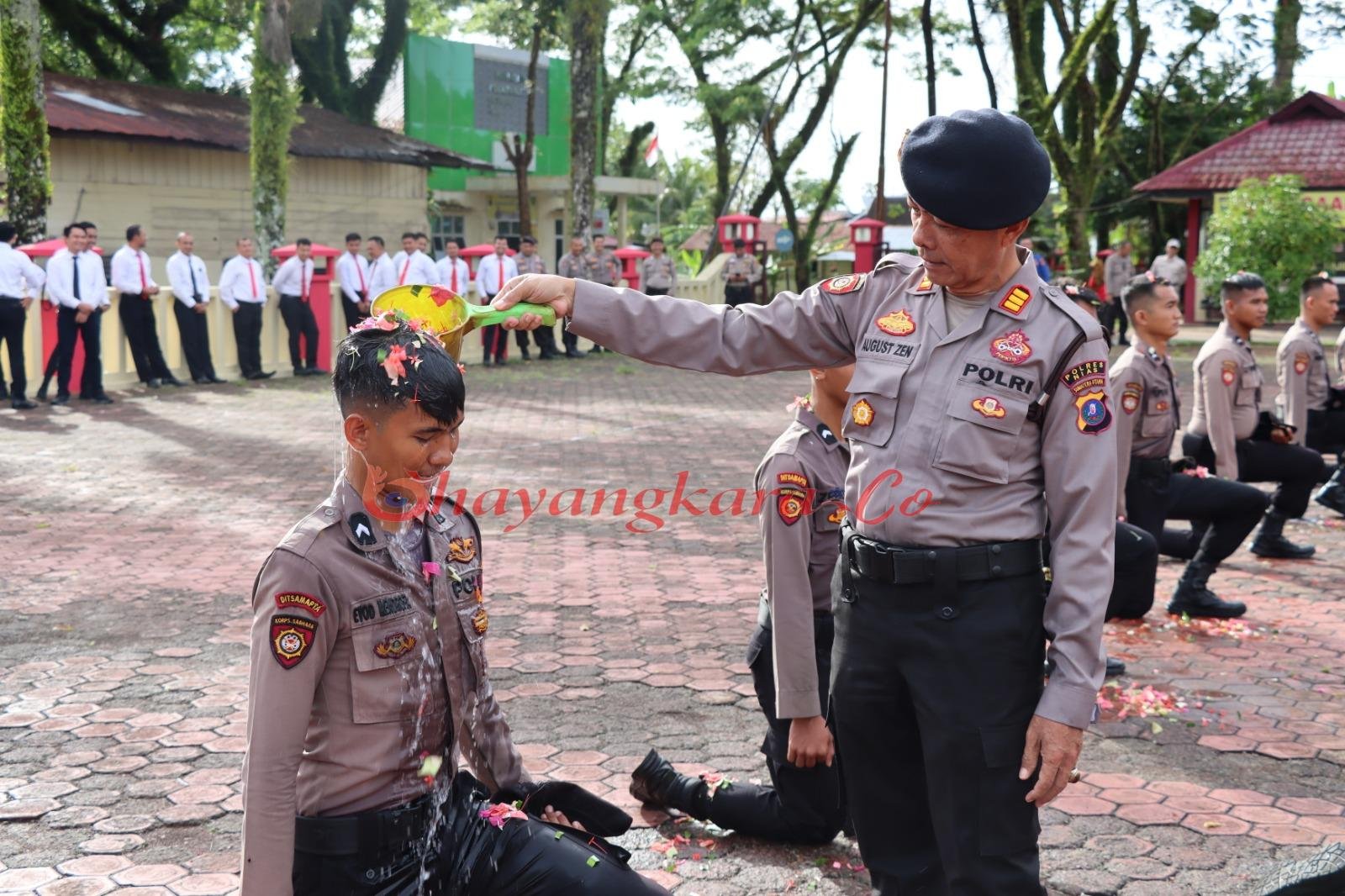 Polres Nias laksanakan Upacara Tradisi Penerimaan Brigadir Remaja.