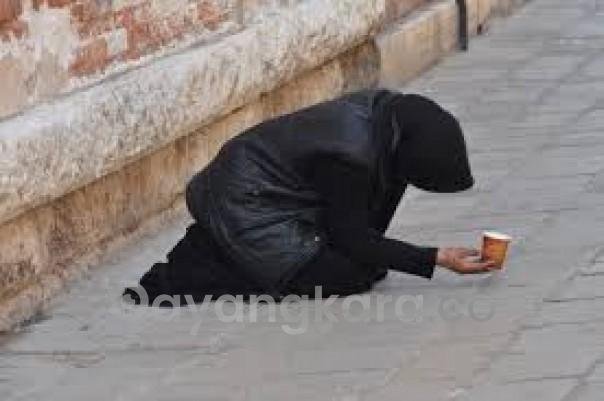 VIRAL WANITA MUDA ASAL INDONESIA JADI  PENGEMIS DI MALAYSIA .PENGHASILAN SEBULAN MENCAPAI 9 JUTA RUPIAH