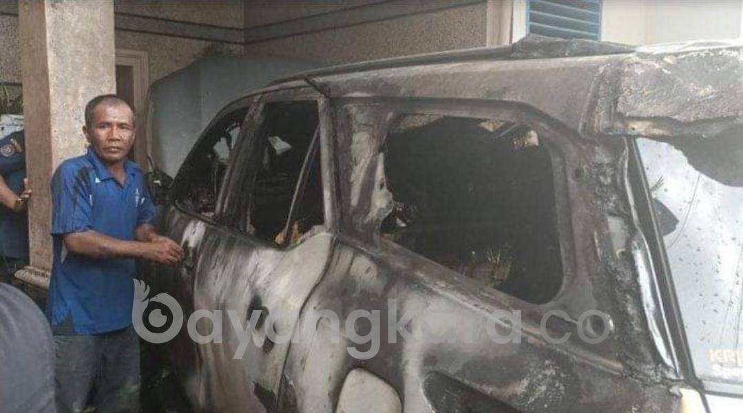 MOBIL MILIK SURIYANTO WARGA MARELAN TIBA2 TERBAKAR WARGA PANIK TAKUT MOBIL MELEDAK