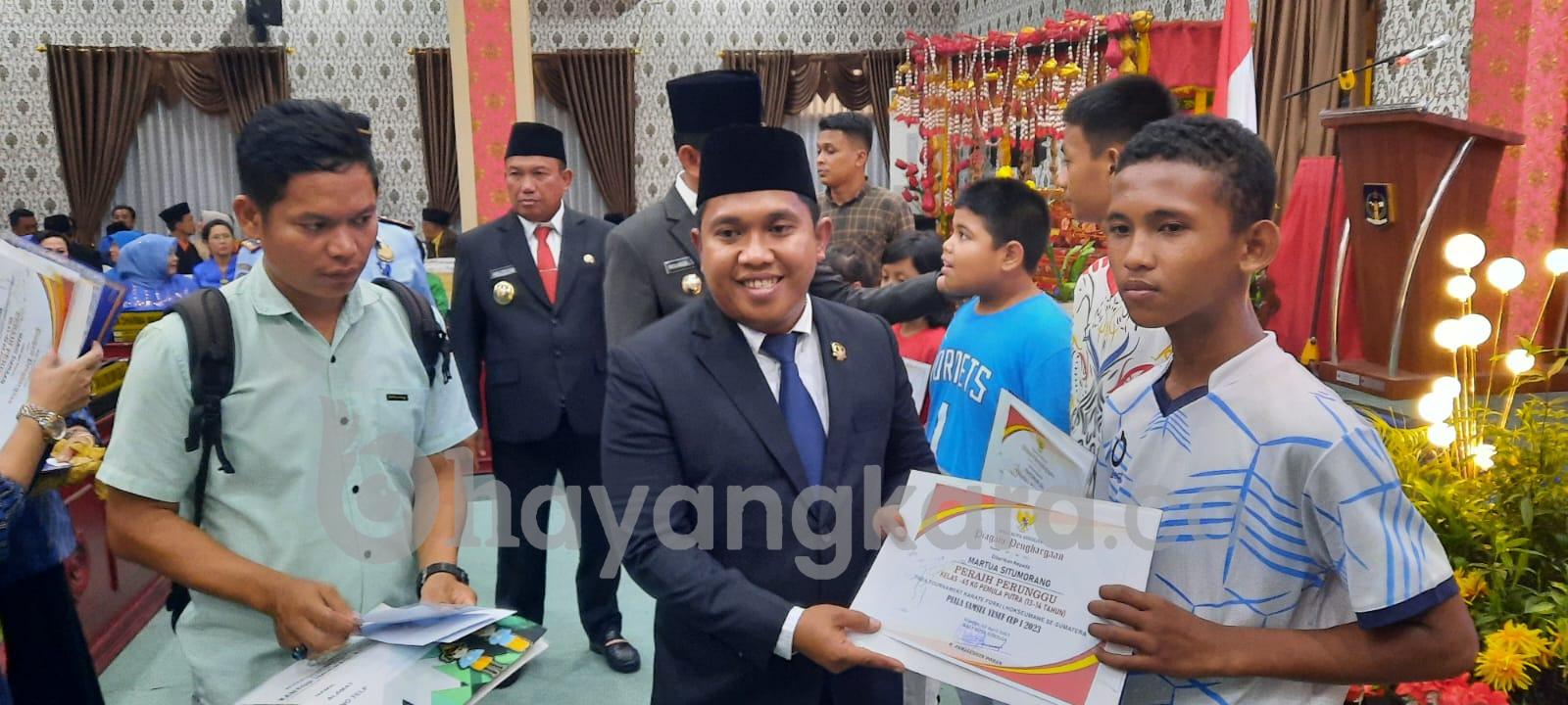 7 Atlit Karate KKI Sibolga Dapat Piagam Penghargaan dan Uang Pembinaan dari Walikota Sibolga