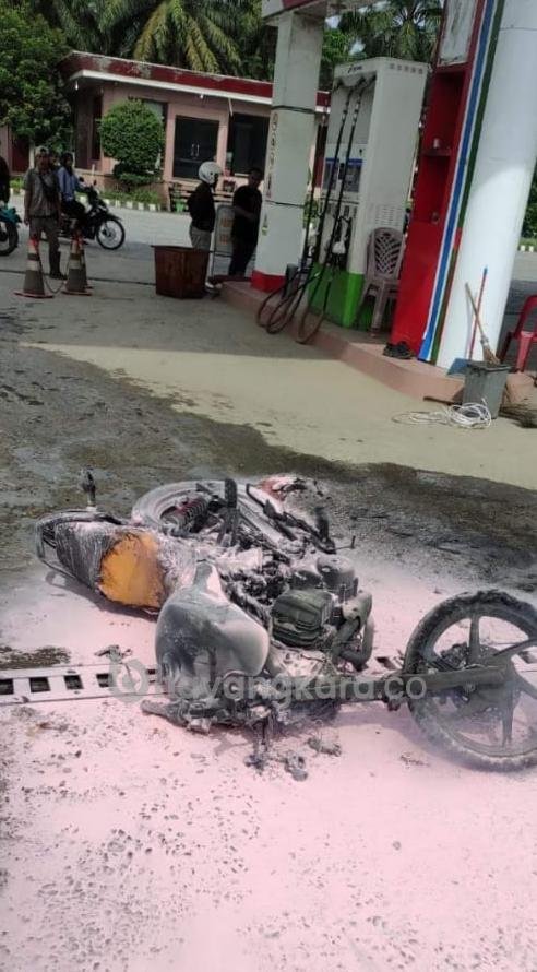 Di Duga Akhibat Kosleting Sebuah Sepeda Motor Terbakar Hangus Di SPBU 14.214.256 Palia.
